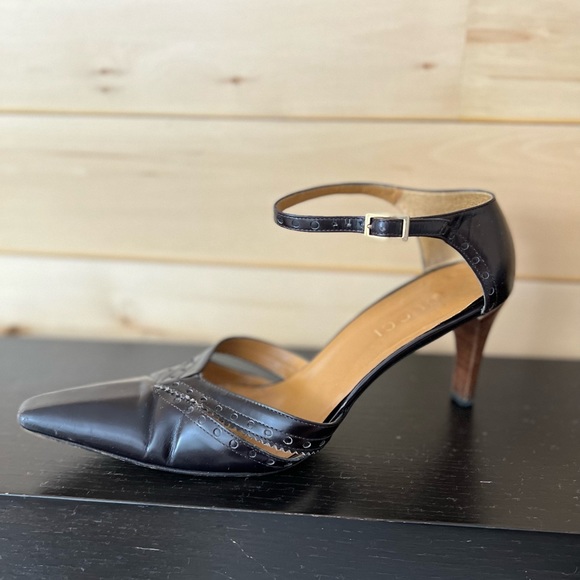 Gucci designer 3” heels, pointed toe, rich brown detailedleather, gold buckles. - Picture 9 of 11